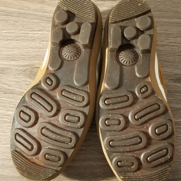 UGG Insulated Rain/Snow Shoes - Picture 6 of 8